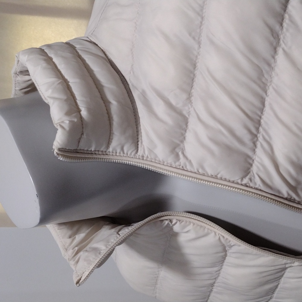 Amazon Essentials Cream Colored Puffer Jacket. Xs - image 4